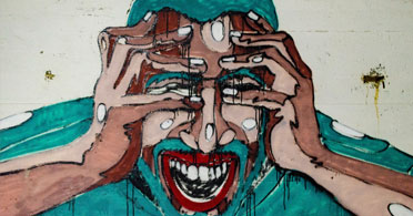 Graffiti van kerel die met pijnlijk gezicht naar zijn hoofd grijpt